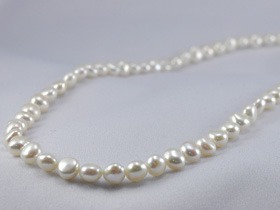 三重県真珠加工販売協同組合　淡水バロックパールセミロングネックレス（ホワイト/グレー） 約8.0-8.5mm