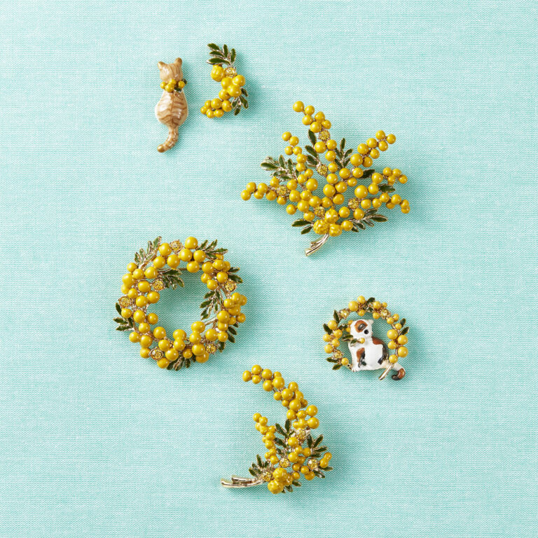 【ミモザジュエリー特集2023】各ジュエリーブランドから国際女性デーに合わせて発売されるミモザジュエリーをご紹介。【2023年3月第2週の