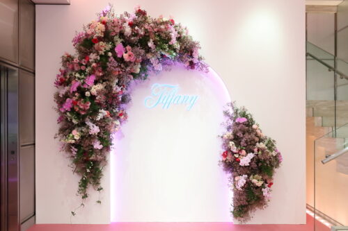 ブライダルフェア期間中「ティファニー丸の内店」では、春の訪れを祝福して店内がピンク色